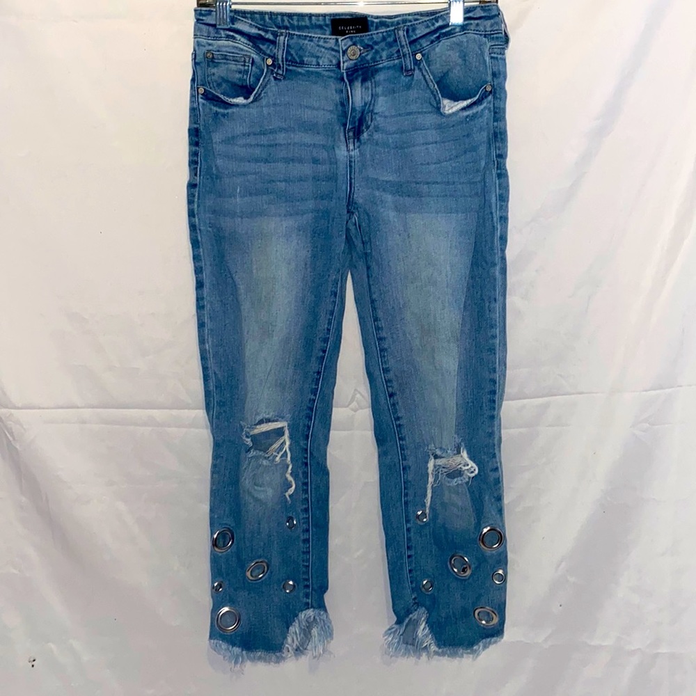 Adorable silver ring detailed jeans!